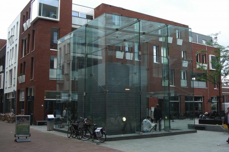 Glaskubus raaks parkeergarage