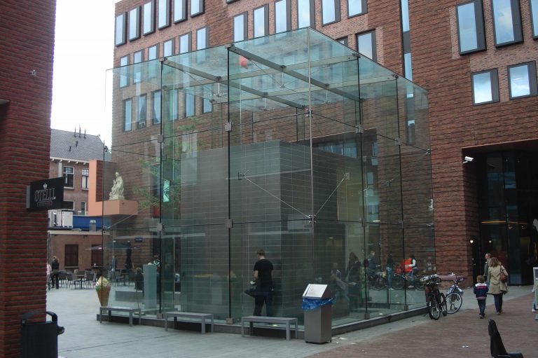 Glaskubus raaks parkeergarage