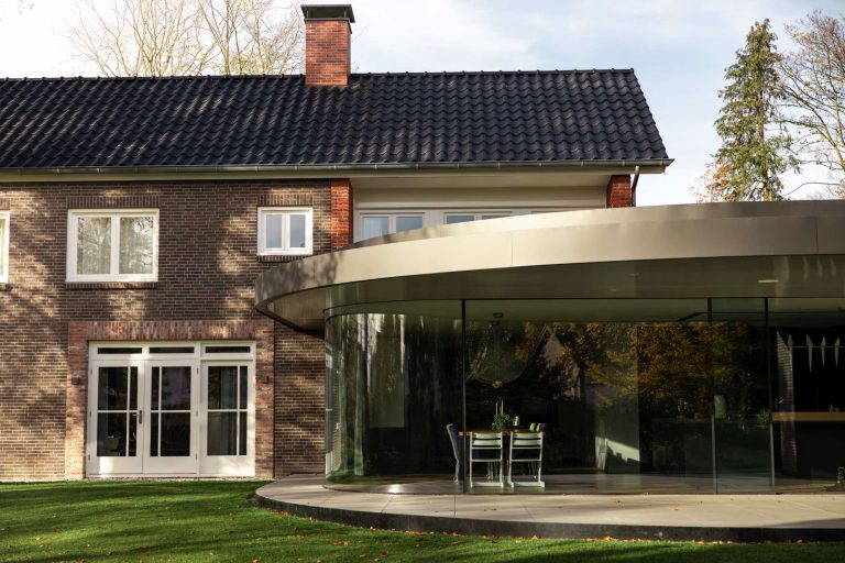 Alverre glazen gevel verbouwing villa
