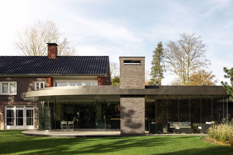 Alverre glazen gevel verbouwing villa