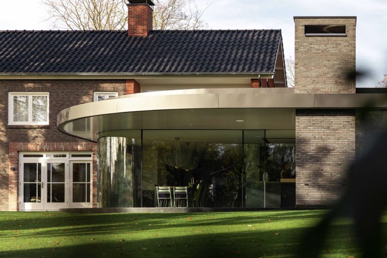Alverre glazen gevel verbouwing villa