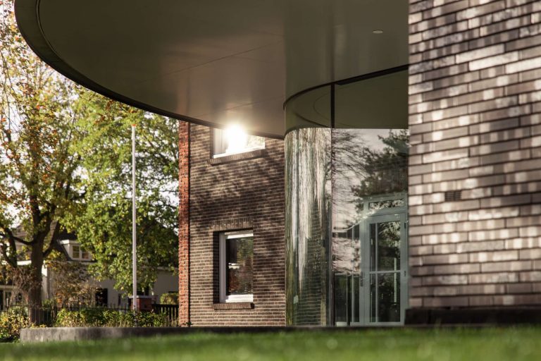 Alverre glazen gevel verbouwing villa