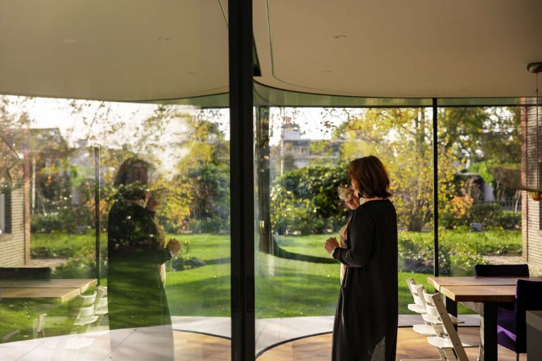 Alverre glazen gevel verbouwing villa