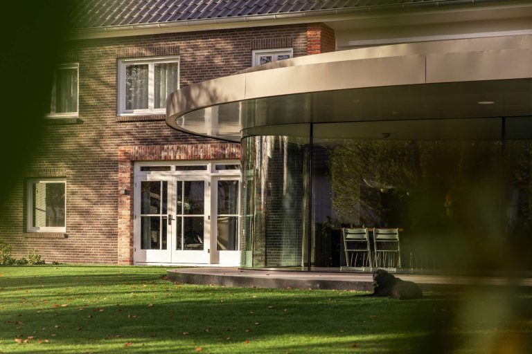 Alverre glazen gevel verbouwing villa