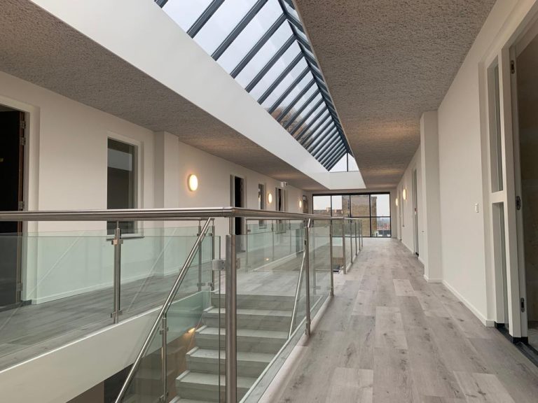Alverre appartementencomplex hoofdplaat volglazen balustrade rvs staanders 04