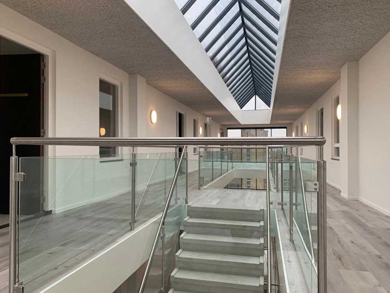 Alverre-appartementencomplex-volglazen-balustrade-rvs-staanders-01
