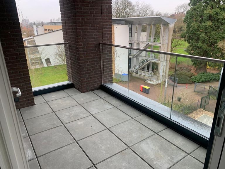 Alverre appartementencomplex volglazen balustrade rvs staanders 03