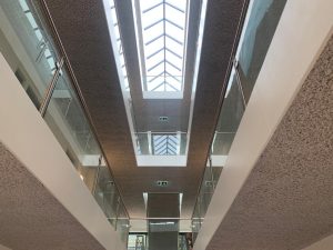 Alverre appartementencomplex volglazen balustrade rvs staanders 05