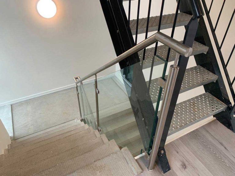 Alverre-appartementencomplex-volglazen-balustrade-rvs-staanders-detail-01
