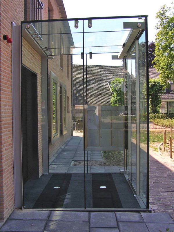 Glazen portaal entree buiten Alverre 01