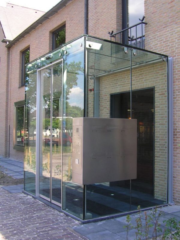 Glazen portaal entree buiten Alverre