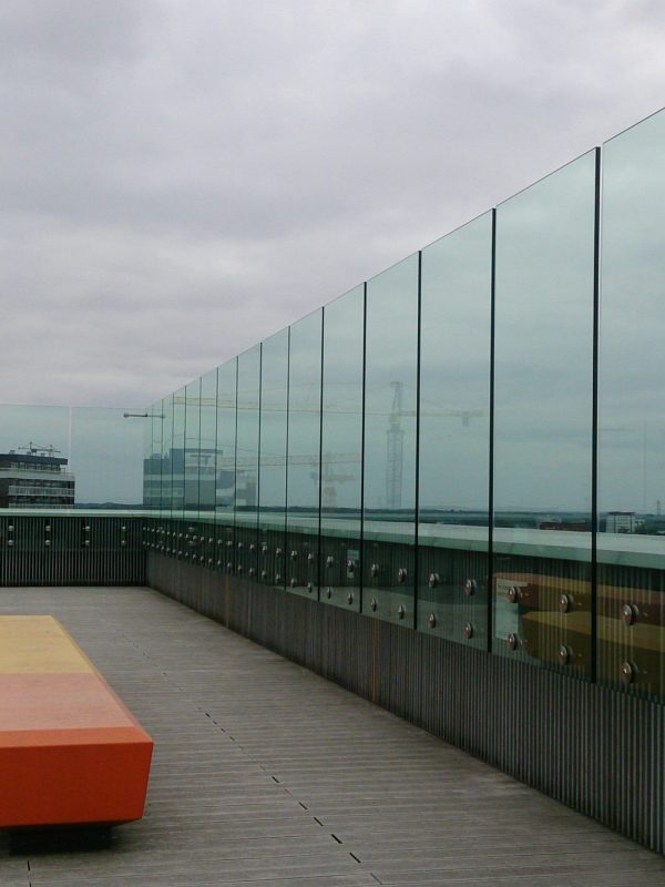 Glazen_balustrades_buiten_Alverre_Saxion