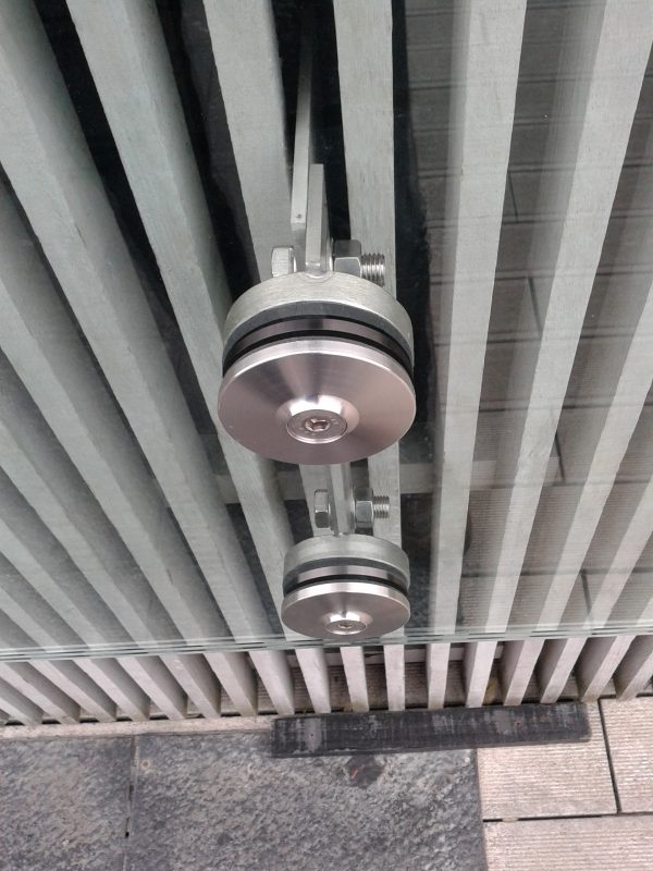 Glazen_balustrades_buiten_Alverre_Saxion
