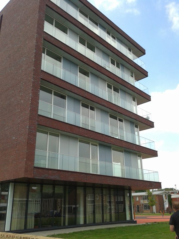 Glazen_balustrades_buiten_Alverre_appartementen