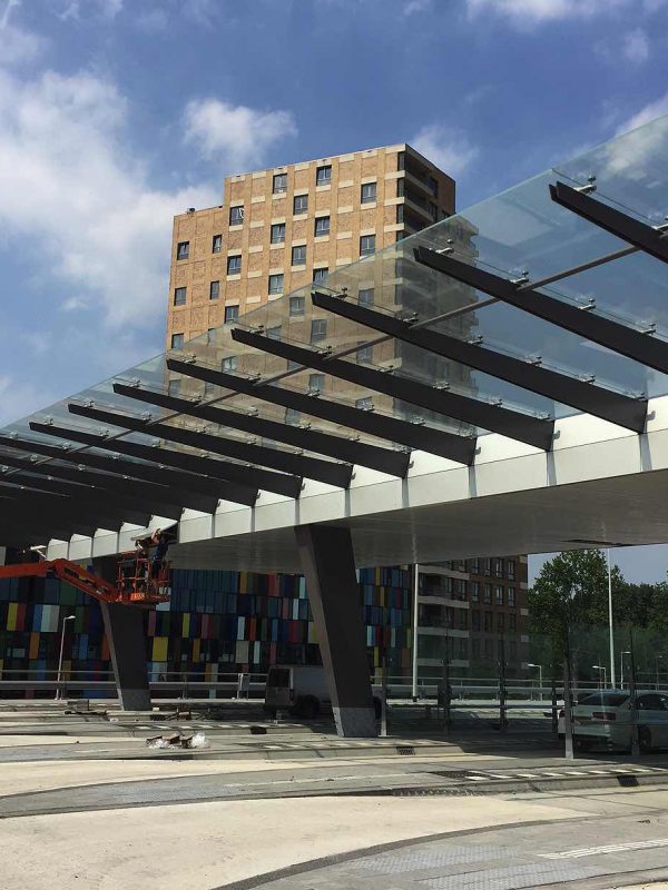 bus perron overkapping transferium Amsterdam Noord luifelbeglazing